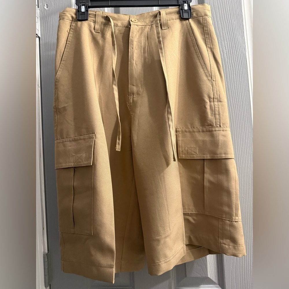Men’s True Rock tan cargo shorts NWOT front & back pockets Size 32